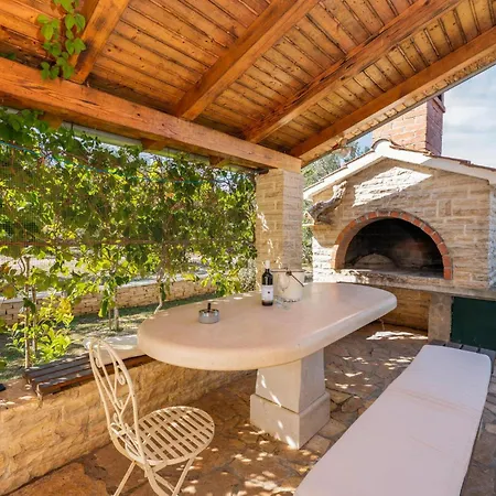 Holiday home Lovely In Prosika With Wifi *